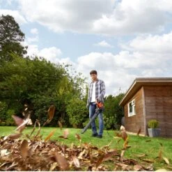 Black & Decker BLACK+DECKER BEBLV300SB-QS Bladblazer - 404 Km/u - 3000W - Zuig-/blaasfunctie - Gesnoerd 18 Black & Decker BLACK+DECKER BEBLV300SB-QS Bladblazer - 404 Km/u - 3000W - Zuig-/blaasfunctie - Gesnoerd -Beroemde Tuinonderhouds Winkel 1200x1195 2