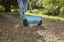 GARDENA - Strooiwagen L - Strooikar - 400m2 - 12.5 Liter -Beroemde Tuinonderhouds Winkel 1200x799 12