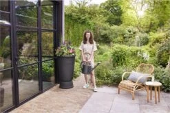 Elho Green Basics Regenton Plus 105 - Regenton Voor Kweken En Oogsten - Ø 58.4 X H 80.4 Cm - Zwart/Living Black -Beroemde Tuinonderhouds Winkel 1200x801 3