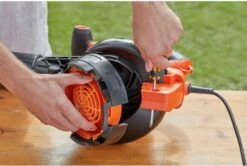 Black & Decker BLACK+DECKER BEBLV300SB-QS Bladblazer - 404 Km/u - 3000W - Zuig-/blaasfunctie - Gesnoerd 14 Black & Decker BLACK+DECKER BEBLV300SB-QS Bladblazer - 404 Km/u - 3000W - Zuig-/blaasfunctie - Gesnoerd -Beroemde Tuinonderhouds Winkel 1200x808
