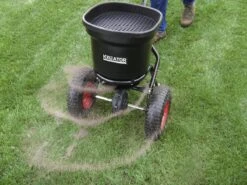 Kreator KRTGR9005 Strooiwagen - 300 Tot 370 Cm Strooibreedte - 23 Liter 11 Kreator KRTGR9005 Strooiwagen - 300 Tot 370 Cm Strooibreedte - 23 Liter -Beroemde Tuinonderhouds Winkel 1200x900 11