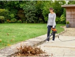 Black & Decker BLACK+DECKER BEBLV300SB-QS Bladblazer - 404 Km/u - 3000W - Zuig-/blaasfunctie - Gesnoerd 16 Black & Decker BLACK+DECKER BEBLV300SB-QS Bladblazer - 404 Km/u - 3000W - Zuig-/blaasfunctie - Gesnoerd -Beroemde Tuinonderhouds Winkel 1200x911