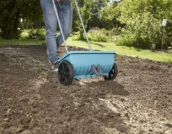 GARDENA - Strooiwagen L - Strooikar - 400m2 - 12.5 Liter -Beroemde Tuinonderhouds Winkel 1200x933