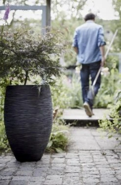 Capi Europe - Vaas Elegant Deluxe Rib NL - 56x84 - Zwart - Voor Binnen En Buiten - KBLR1132 -Beroemde Tuinonderhouds Winkel 786x1200